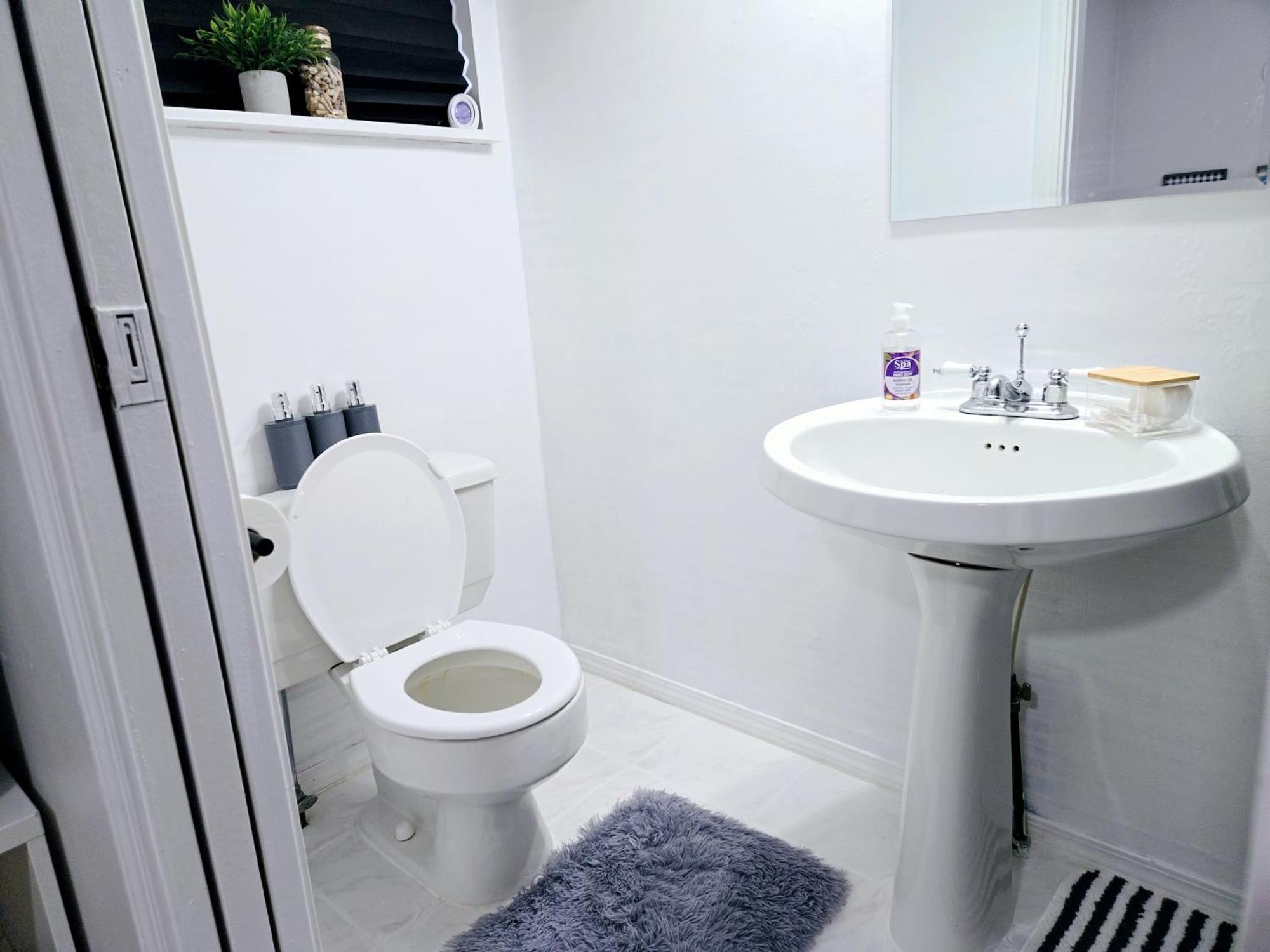 Lovely Cozy Room! With Attached Private Bath In The Heart Of Vancouver! Private Parking & Self Check-In! Esterno foto