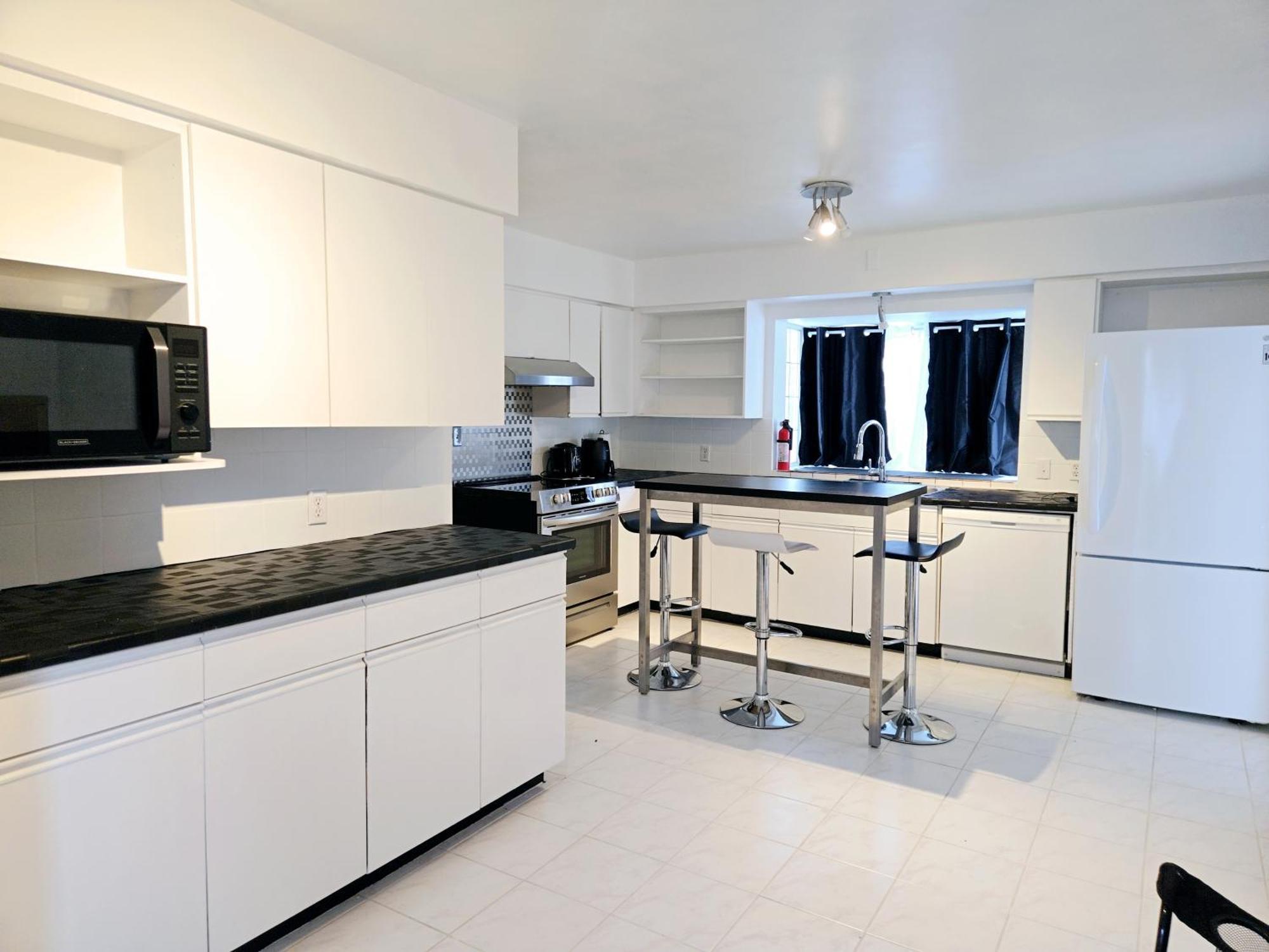 Lovely Cozy Room! With Attached Private Bath In The Heart Of Vancouver! Private Parking & Self Check-In! Esterno foto